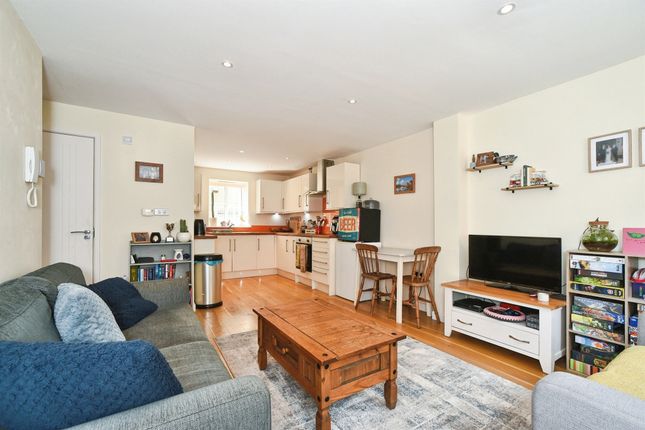 5, Gilberts Lane, Swindon photo 4