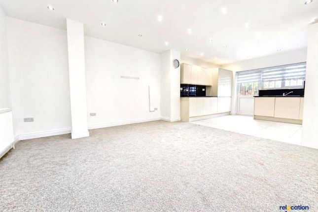121 Raynham Avenue, London photo 4