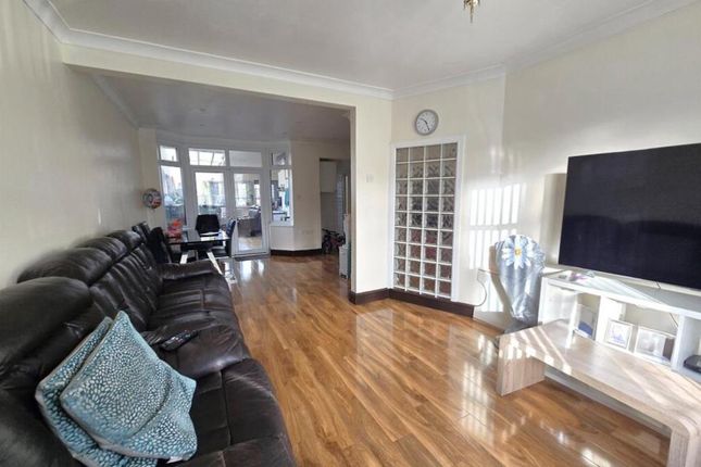 125, Nield Road, Hayes photo 2