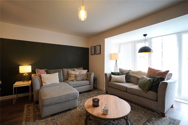 9, Heathfield Lane, Bradford photo 5