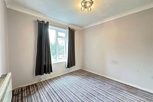 Flat for sale in London Road, Greenhithe