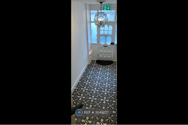 Flat, Second Avenue, London photo 2