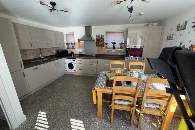 24 Bedivere Road, Crawley photo 4