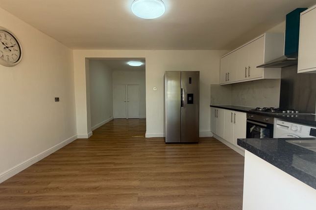 28, Selwyn Road, Greater London photo 5