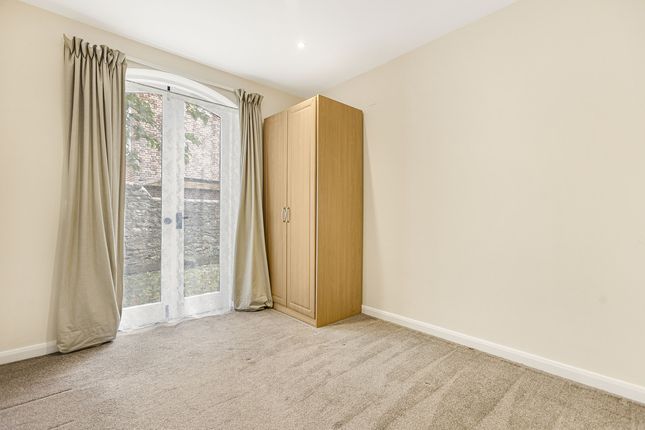 Flat Flat 9, The Courtyard, Lombard Street, Abingdon photo 4