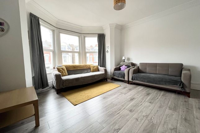 Thumbnail Flat to rent in Park Avenue, Palmers Green