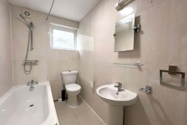 88, Balham, London SW12, Balham photo 2