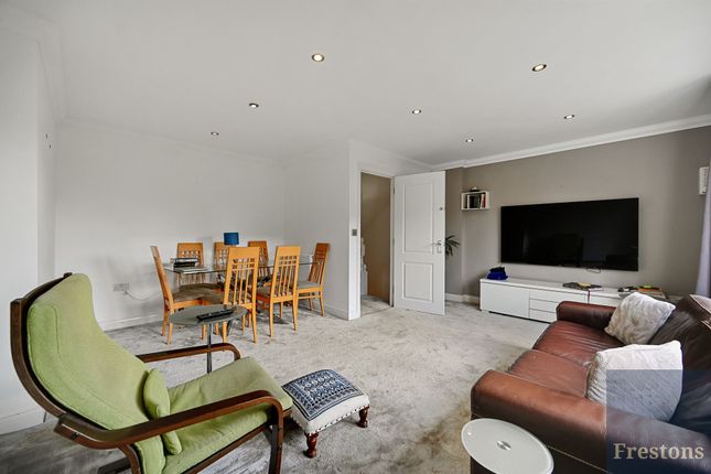 19 Keats Close, Borehamwood photo 3