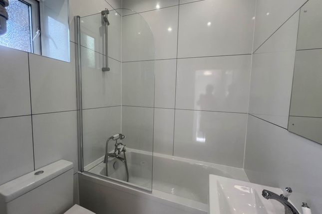 33d, Mount Ephraim Road, London photo 4