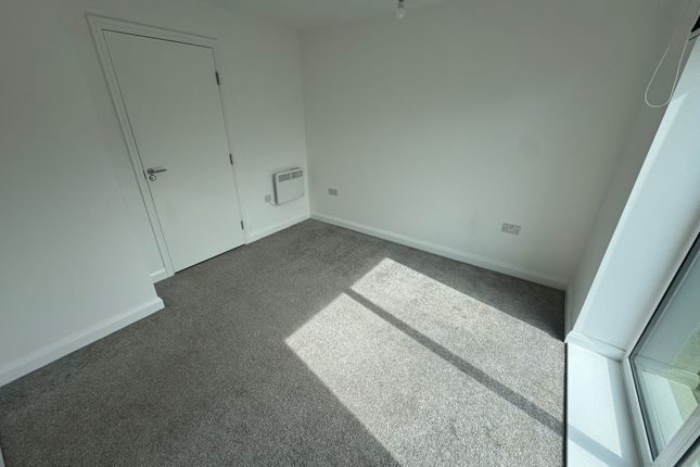 2, Luton photo 3