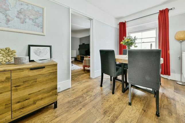 Bank Flat, 5-6, High Street, Hitchin photo 4
