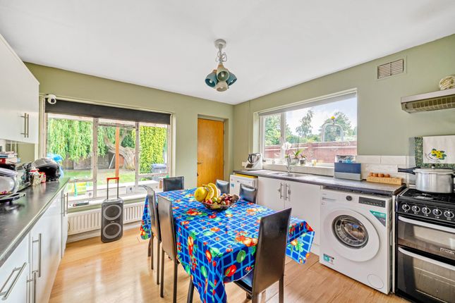 25 Saunders Lane, Mayford, Woking photo 3