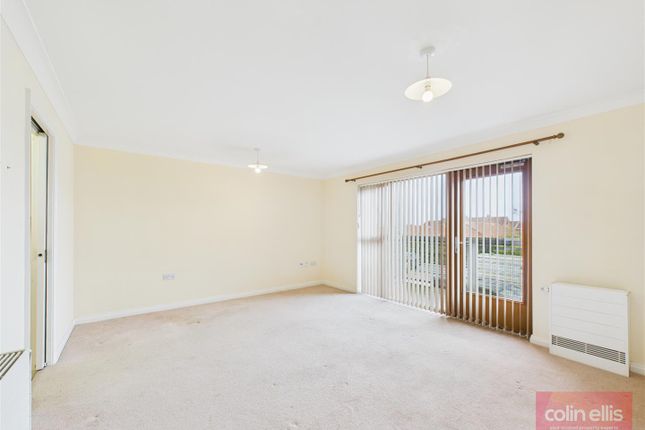 19, Plaxton Court, Scarborough photo 2