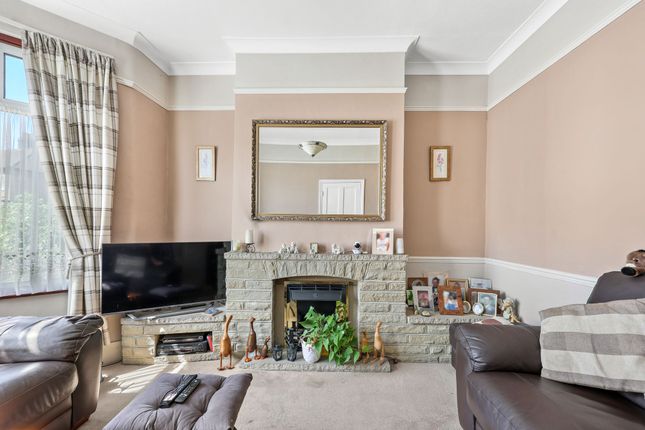 64 Hunter Road, Ilford photo 2