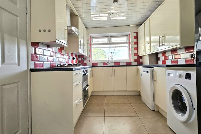 32a Sundon Park Parade, Luton photo 2