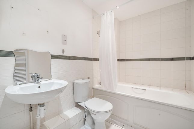 Flat for sale in St. Francis Close, Crowthorne, Berkshire