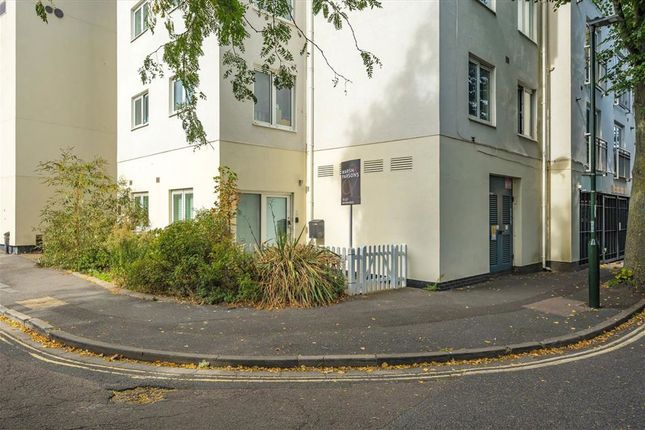 29, Vineyard Path, London photo 2