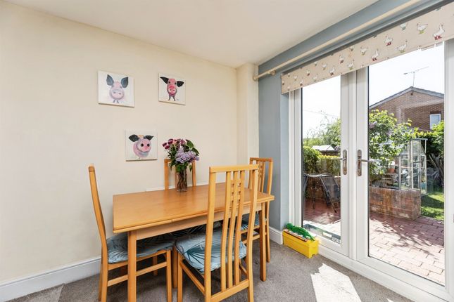 6, Manor Fields, Barnsley photo 4