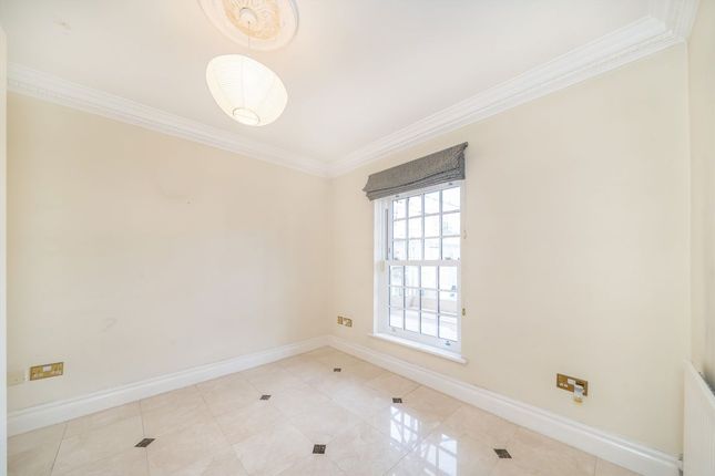 19, Beaufort Close, London photo 4
