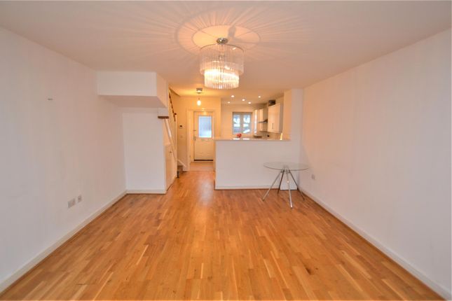 32, Maple Lodge Close, Maple Cross photo 3