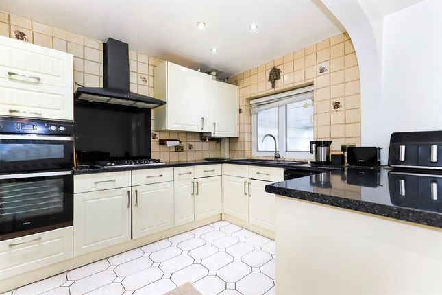 26, Himley Crescent, Wolverhampton photo 3