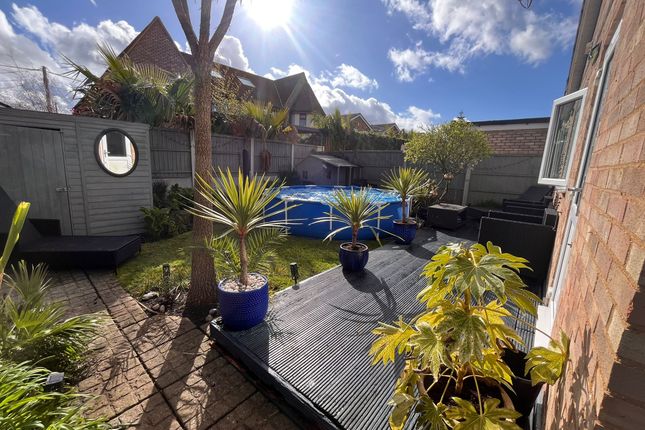 Detached bungalow to rent in Thelma Avenue, Canvey Island