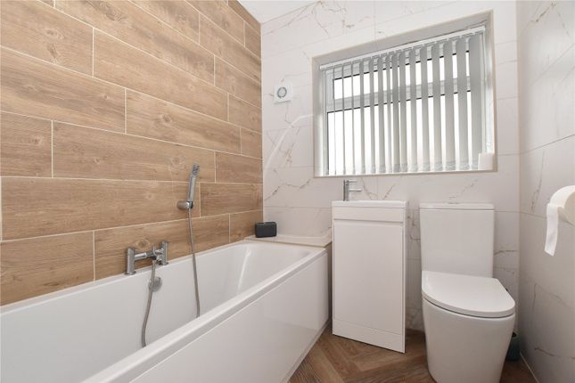 20, Kelmscott Gardens, West Yorkshire photo 4