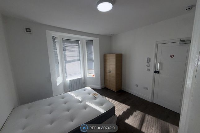 Flat   Garratt Lane, London photo 3