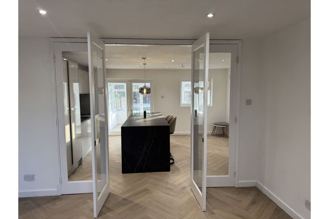 31, Clewley Drive, Wolverhampton photo 3