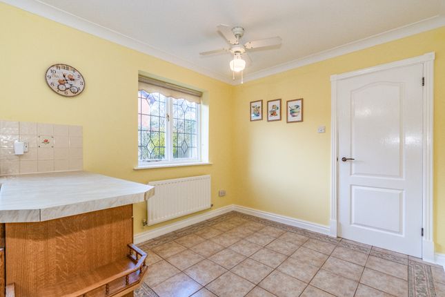 60, Waresley Park, Kidderminster photo 4