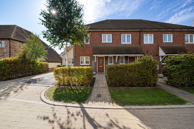 10, Barker Fields, Gravesend photo 2