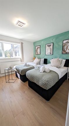 15, Peel Court, Slough photo 5