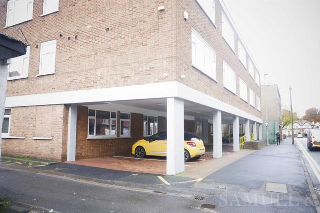 Thumbnail Flat to rent in Lombard Street, West Bromwich
