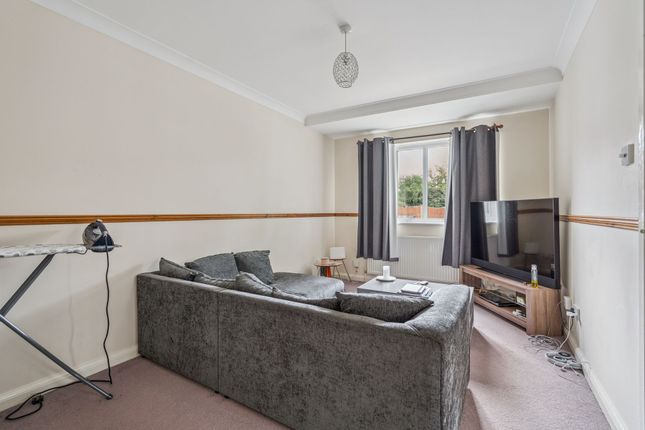 28 Brambling Close, Bushey photo 4