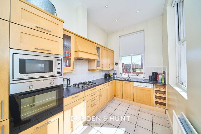 Flat to rent in Osborne House, Repton Park, Woodford Green