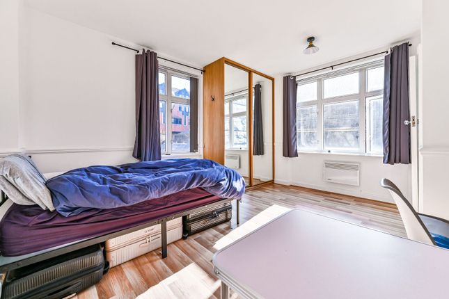 Studio flat on Cliffords Inn, City, £310,000