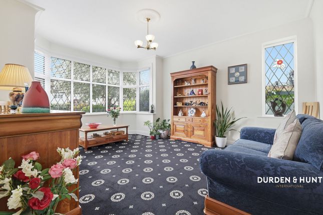 48 Spareleaze Hill, Loughton photo 3