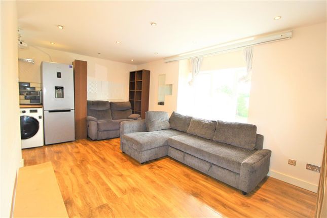 Flat to rent in Franklin Way, Croydon
