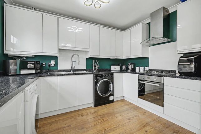 76 Bramble Tye, Laindon, Essex photo 4