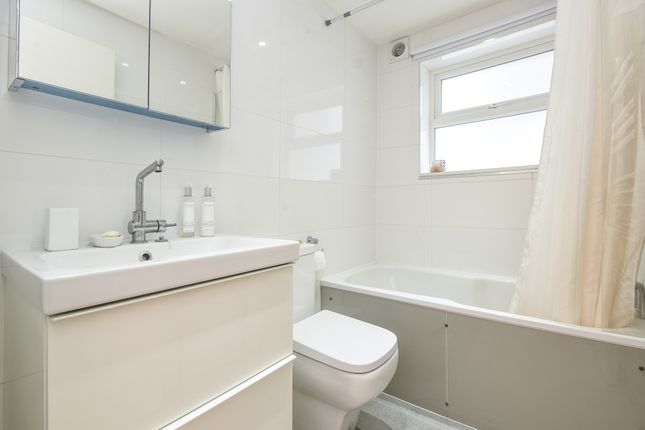 Flat to rent in Halford Road, London