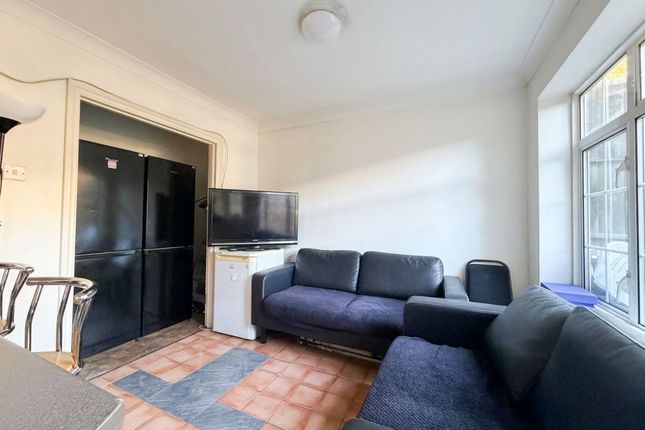 Room 5, 21 Belgrave Mews, Uxbridge photo 4