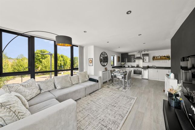Flat 5, 1 Dyson Drive, Uxbridge photo 4