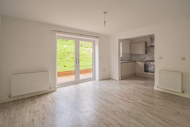 30, Brewerton Lane, Dewsbury photo 3