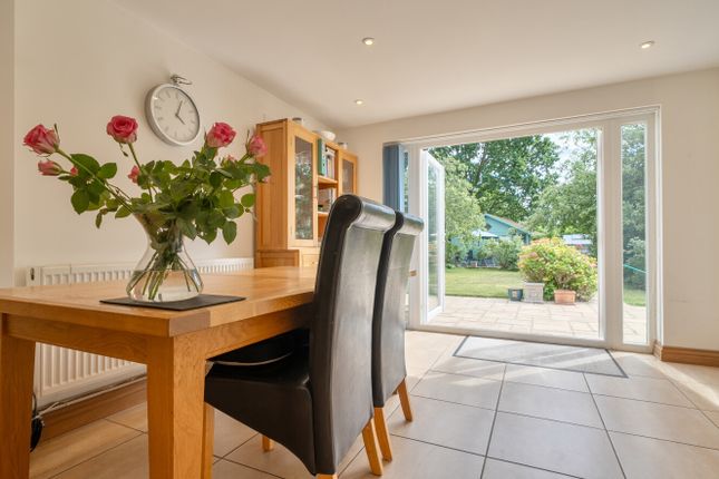 10, Woodford Close, Reading photo 4