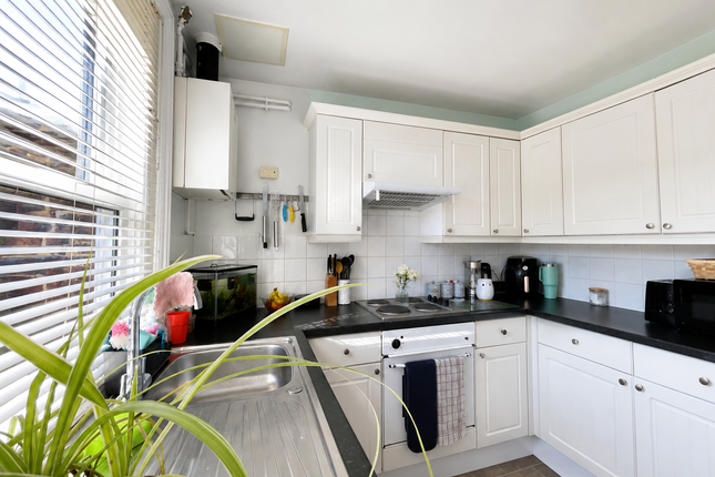 5 Southview Cottages, Newchapel Road, Lingfield photo 5