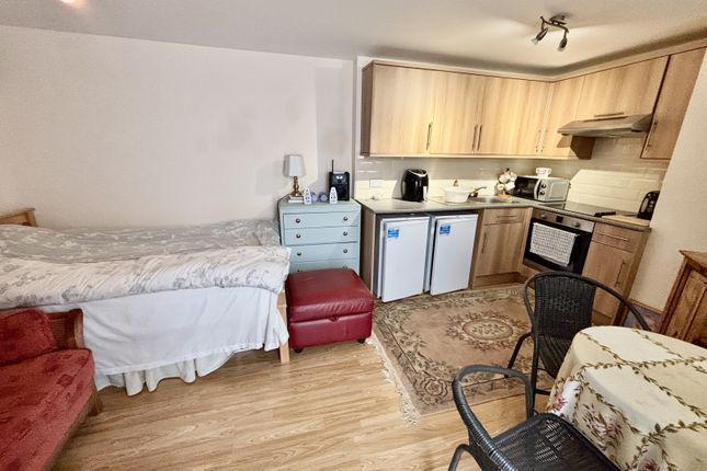 Flat 2, 5 Penare Road, Penzance photo 2