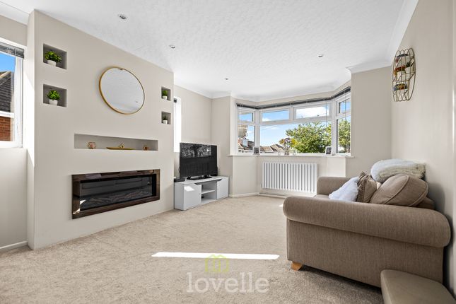 27, Queen Elizabeth Road, Humberston photo 2