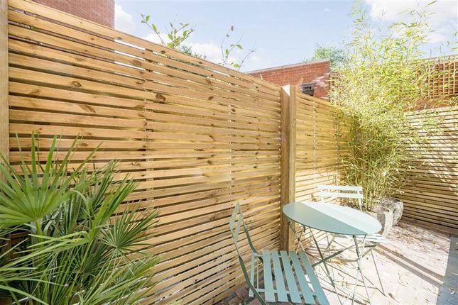 Flat 10 Boot Court, 75-77, Jeddo Road, London photo 4