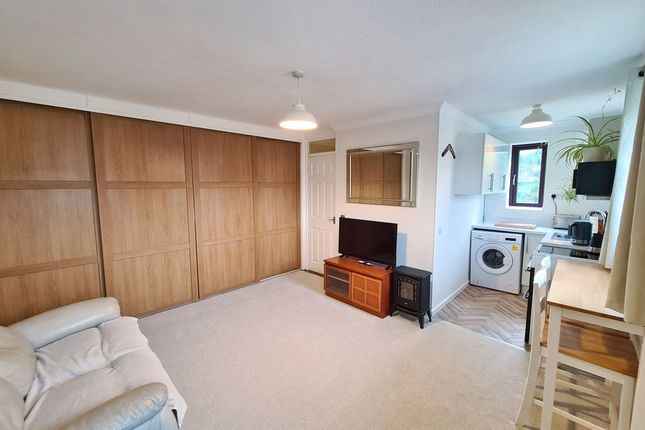 22, Elliot Close, Southampton photo 2