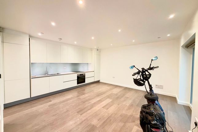 Flat 21, Embassy Lodge, London photo 2